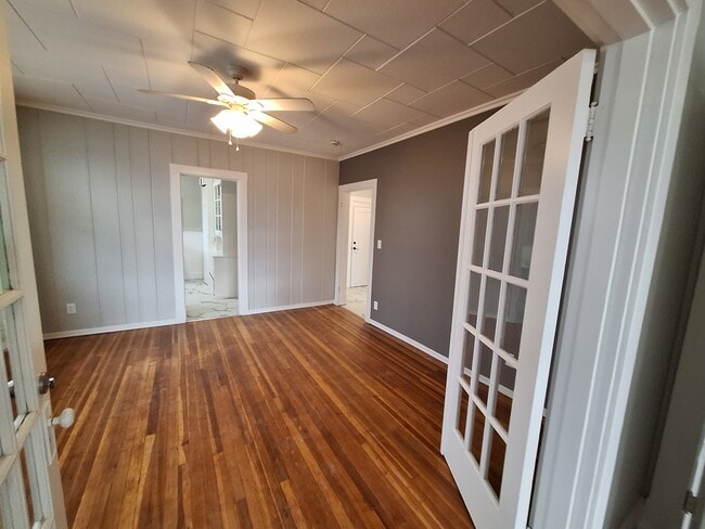 Living room - 2503 Fairview Ave Apartments