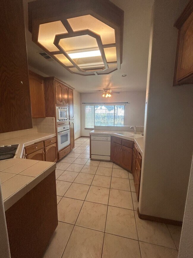 Building Photo - Large welcoming space in the Country waiting for you