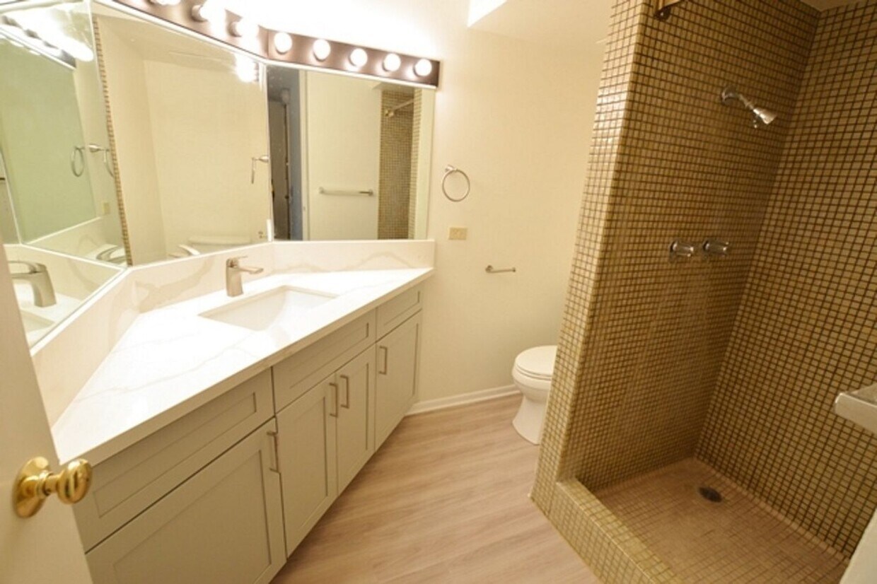 Foto principal - Century Center 2 bed, 2 bath, 1 parking 10...