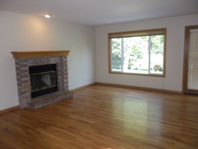 Building Photo - Comfort & Space in Fort Collins – 5BR Home...
