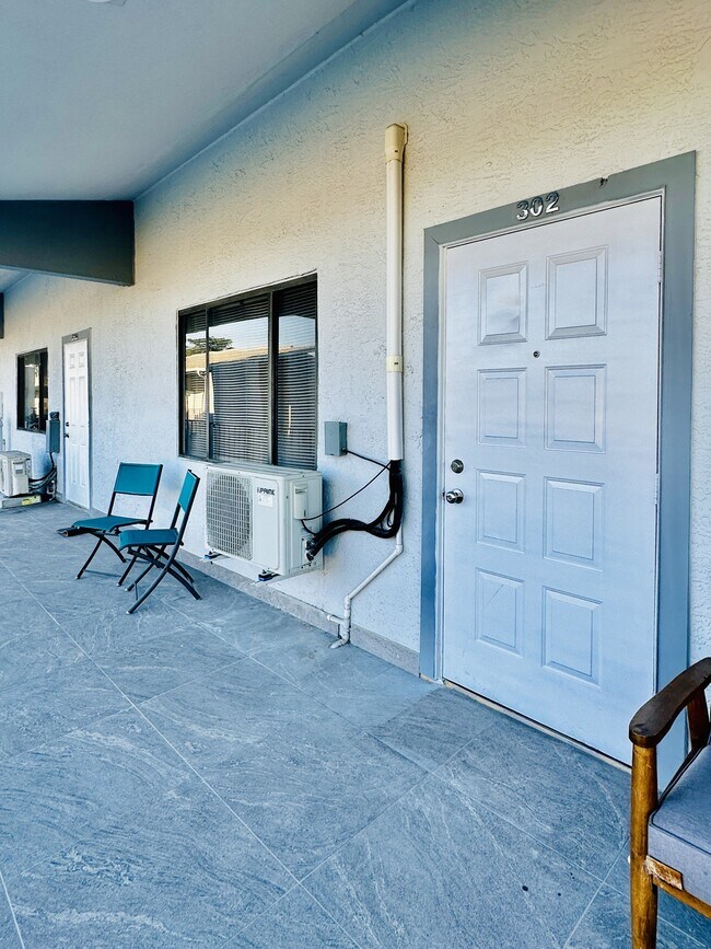 Foto del edificio - 826 Wiggins Pass Rd