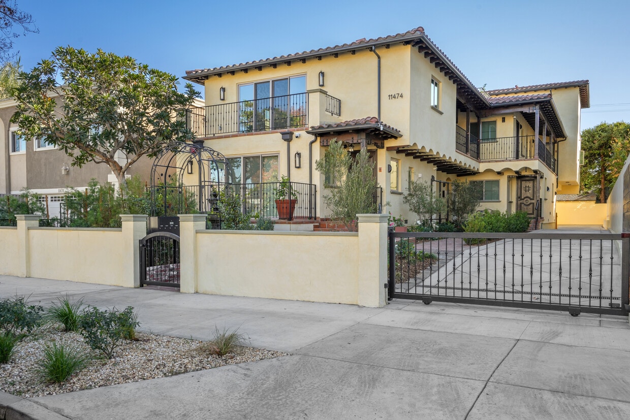 Primary Photo - 11474 Moorpark St