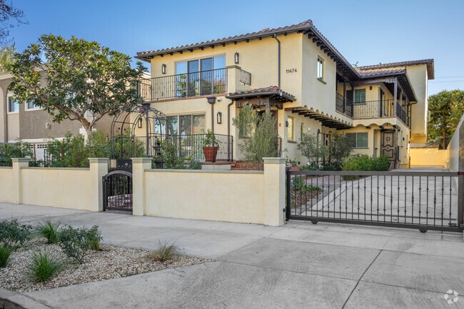 Building Photo - 11474 Moorpark St