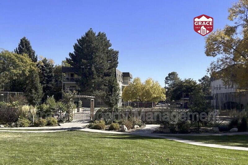 Foto principal - 5770 E Warren Ave