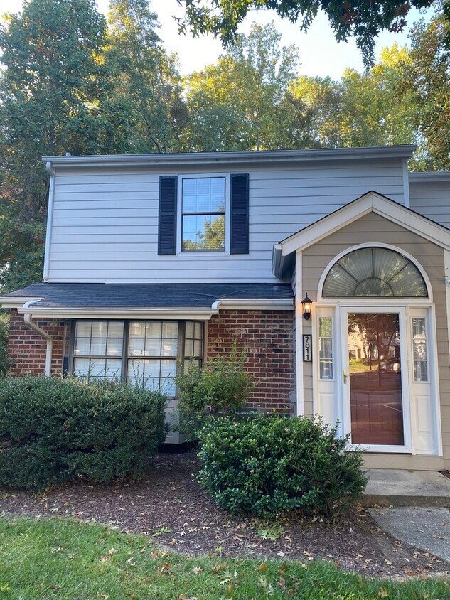 Foto principal - Nicely updated end unit townhouse. Great l...