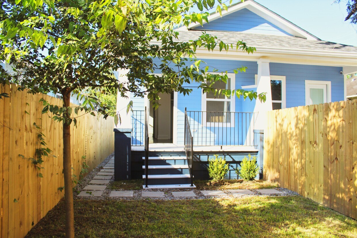 Primary Photo - 4906 Loyola Ave
