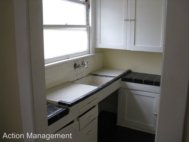 Building Photo - 2233 E 7th St