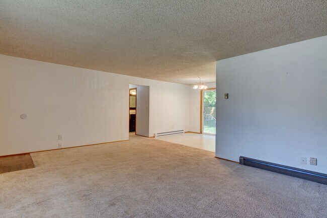 Foto del edificio - Charming 3 Bedroom Home with Bonus Room, Fireplace & Private Yard in Oak Harbor