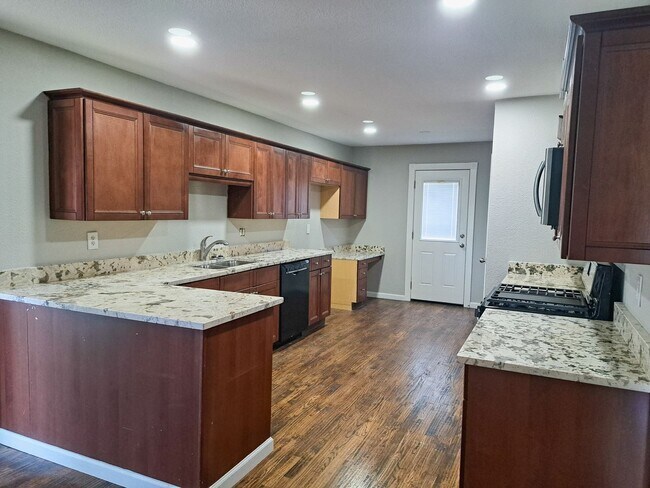 Foto del edificio - 4 bed / 2 bath / 2 car garage