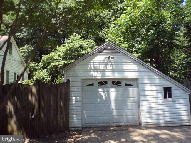 Building Photo - 5000 Ridgewood Rd