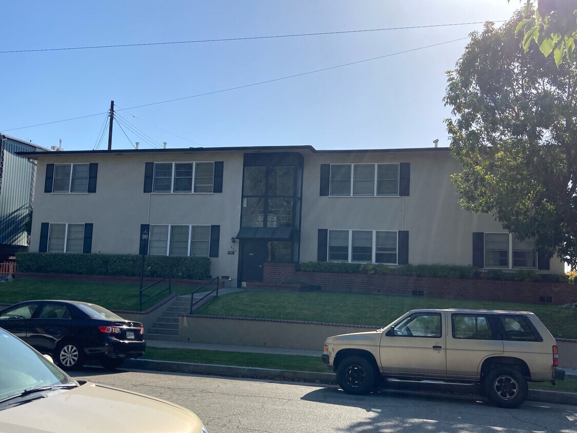 Front of 4 unit building - 605 Prospect Ave