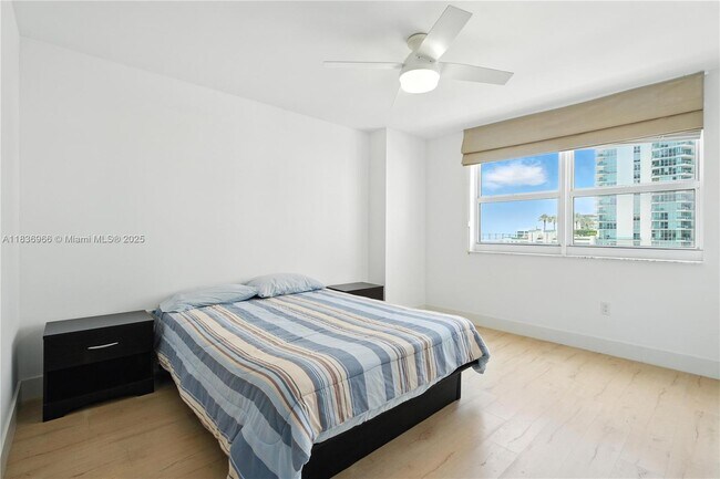 Building Photo - 1155 Brickell Bay Dr