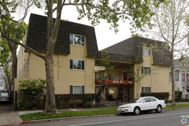 Camelot Apartments North South Apartments Sacramento Ca Apartments Com