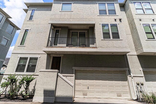 Foto del edificio - 1320 W 25th St