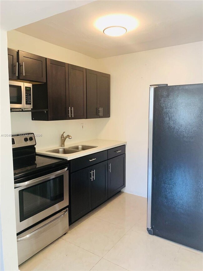 Foto del edificio - 2715 Tigertail Ave