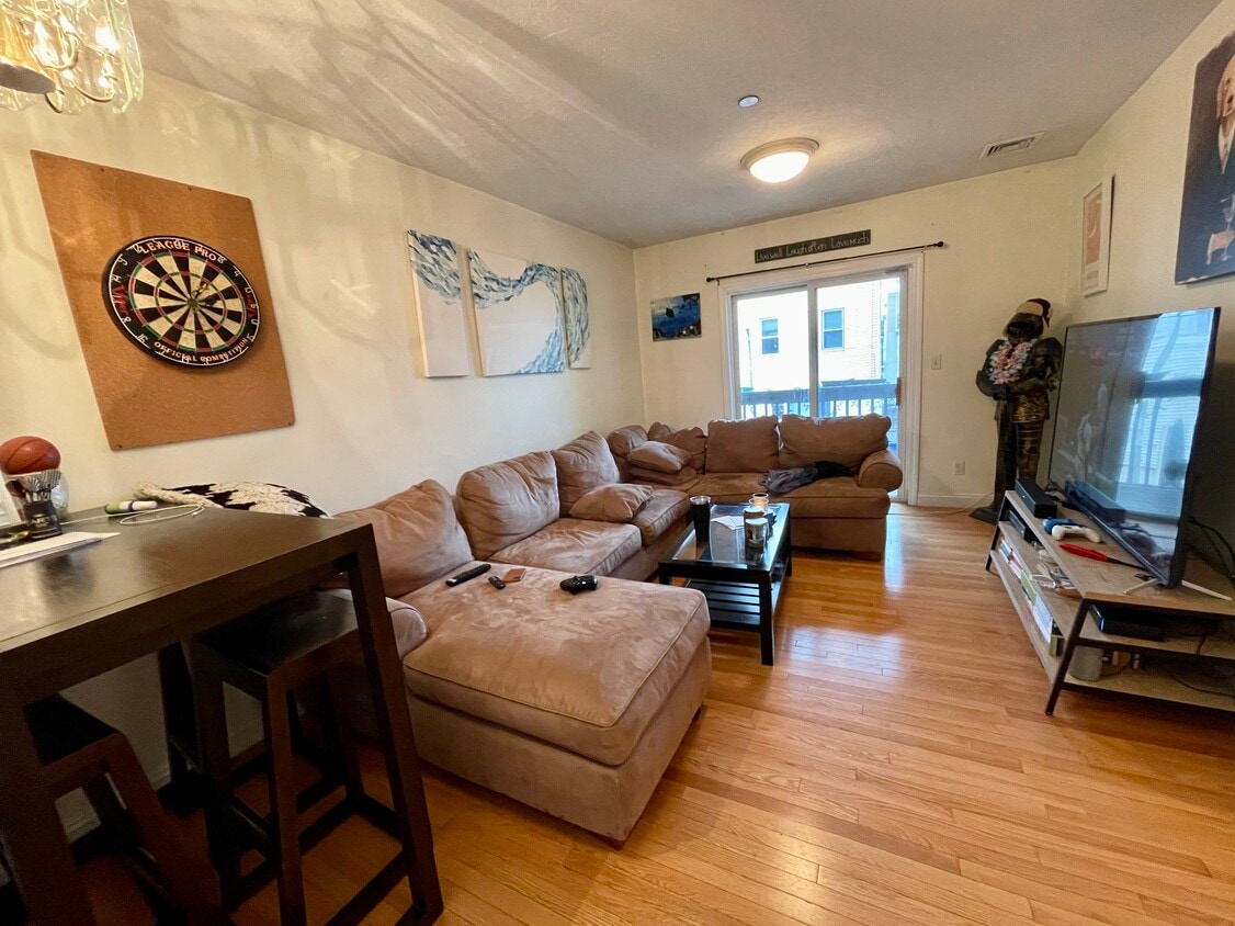 Primary Photo - 111 W 8th St