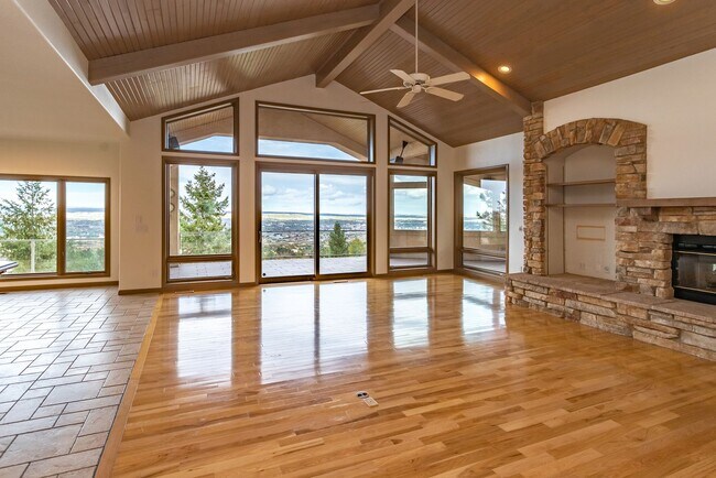 Foto del edificio - Your Private Retreat at the Top of Skyway!!