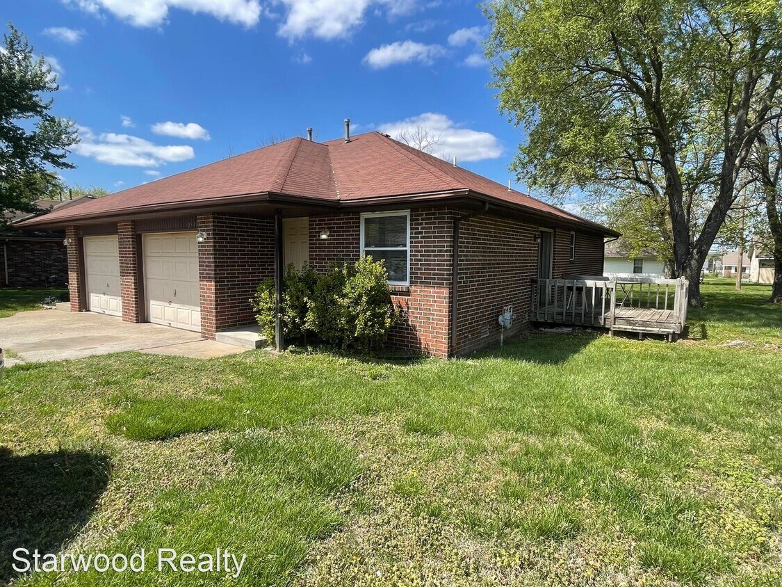 2 br, 1.5 bath House 2919 W. Village House Rental in Springfield