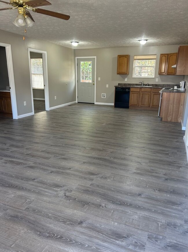 Building Photo - 3 Bedroom 2 Bathroom Single Family Home