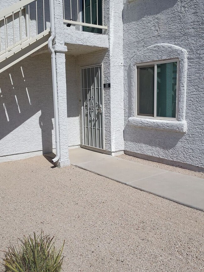Building Photo - 1904 Las Palmas Ln