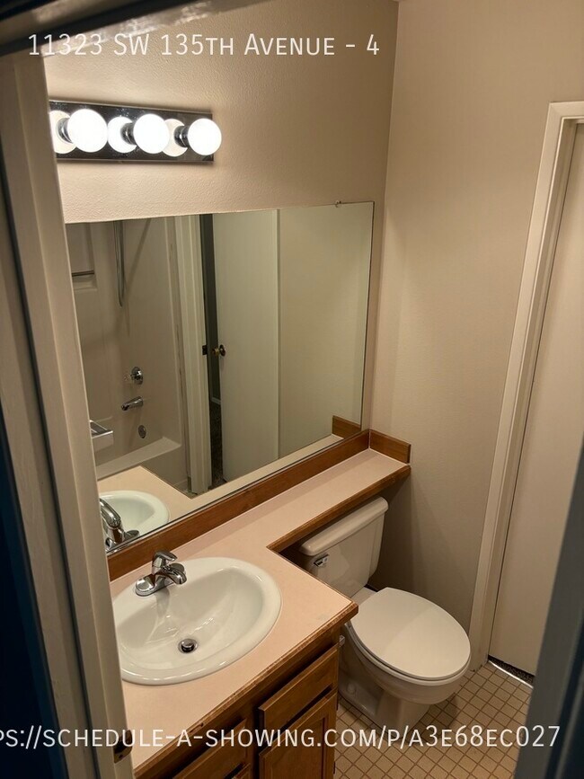 Foto del edificio - 3BD 2BA 1200 sqft w/ GARAGE, WD hook up, w...