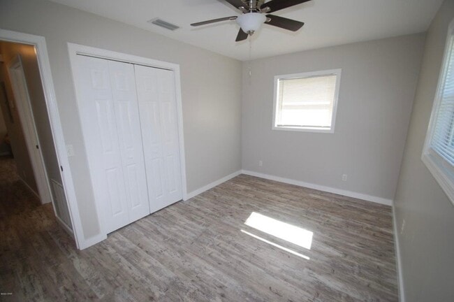 Building Photo - 1710 Drake Ave