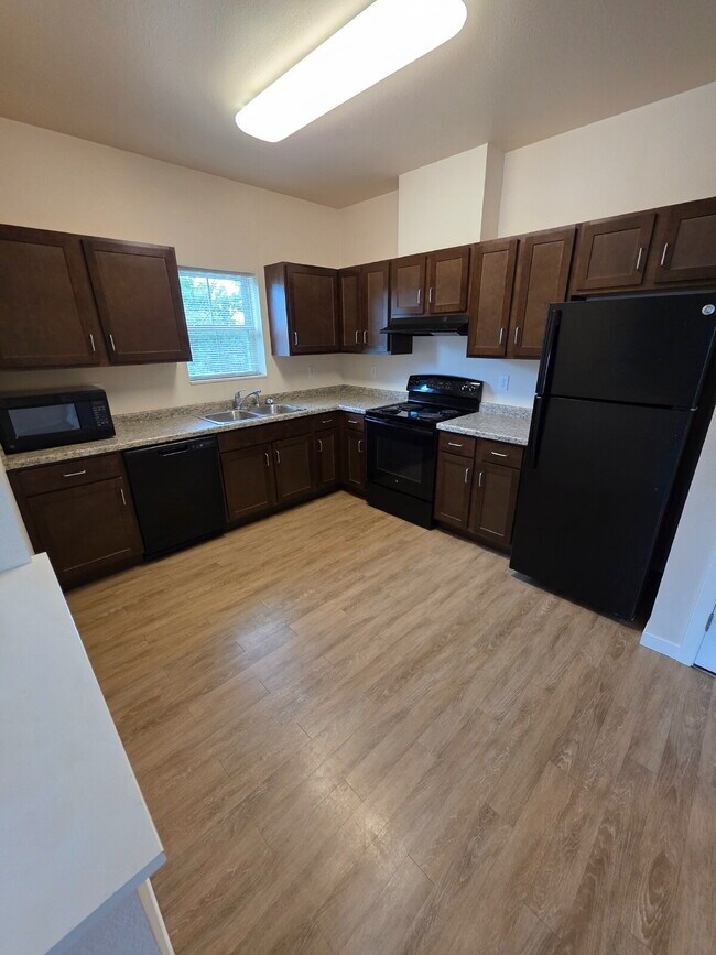 Building Photo - 2 Bedroom | 1 Bathroom 3rd Floor Apartment...