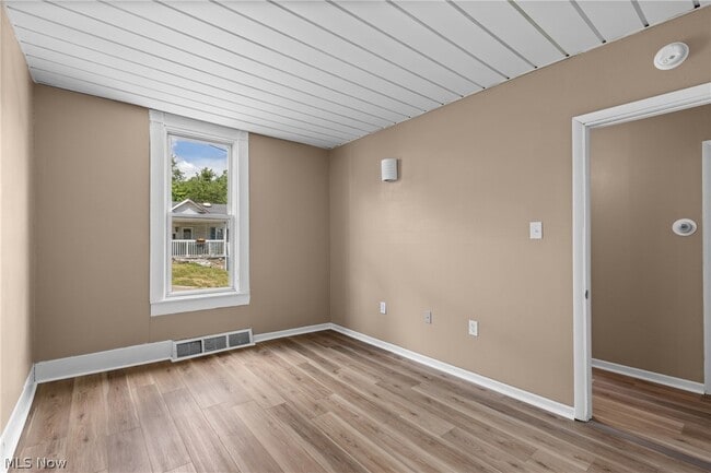 Building Photo - 118 Spring Ave