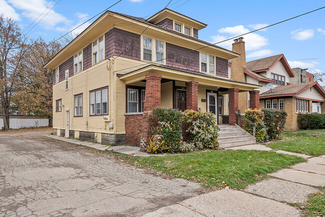 Building Photo - Spacious 3 bed, 1.5 bath duplex