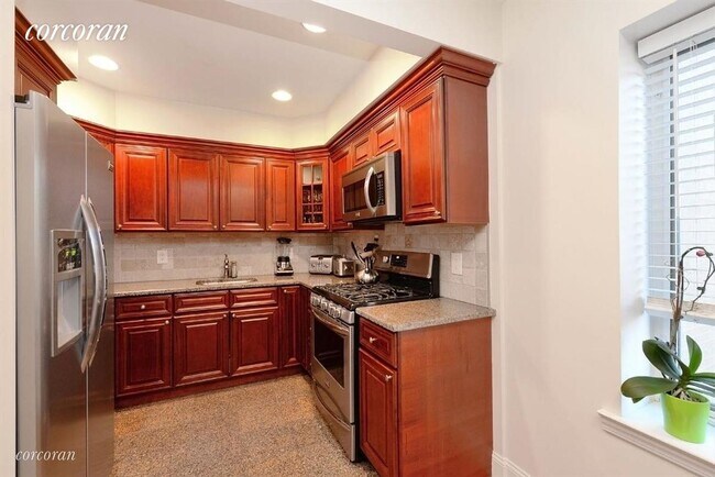 Building Photo - 3094 Crescent St