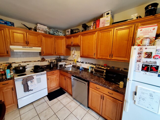 Building Photo - 17 Aspinwall Ave