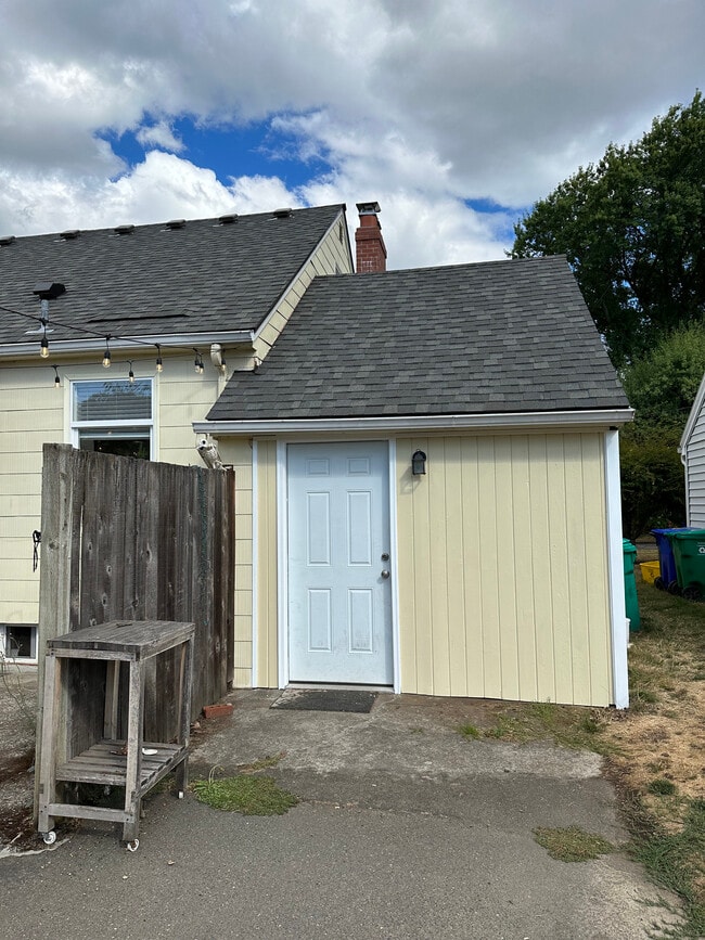 Building Photo - 7411 N Vincent Ave