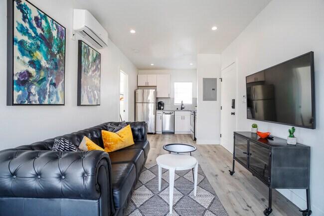 Sala de estar - 331 N Alexandria Ave