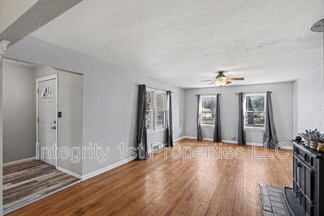 Building Photo - 211 SE 7th St