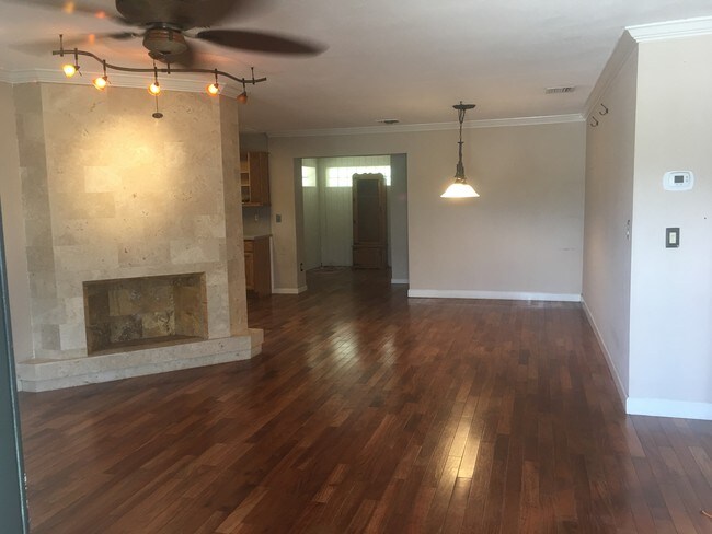 Building Photo - 4944 SW 25th Ave