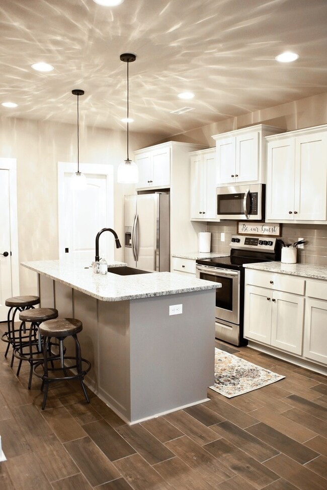 Building Photo - Luxurious  4 Bedroom, 3.5 Bathroom Home In Fayetteville!!  Minutes from the U of A!!