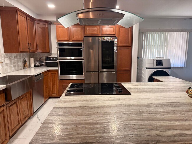 Building Photo - 3-4 bedroom house across from park, available now!