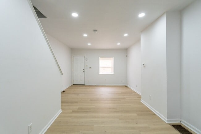 Building Photo - Newly rehabbed with central air