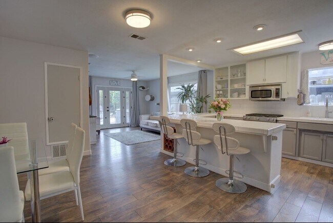 Foto del edificio - Charming 3 Bedroom 2 Bath House
