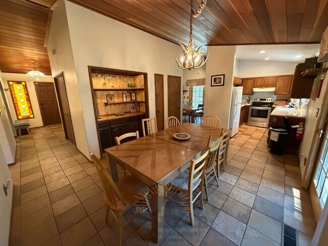 Foto del edificio - Bedroom Home in Incline with Garage - Dog Friendly