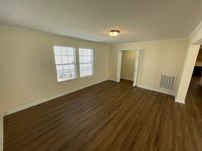 Foto del edificio - PRE-LEASING FOR AUGUST 2026!