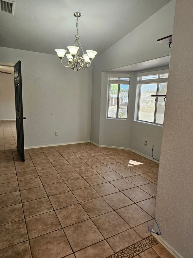 Building Photo - Large Home in Huachuca City!