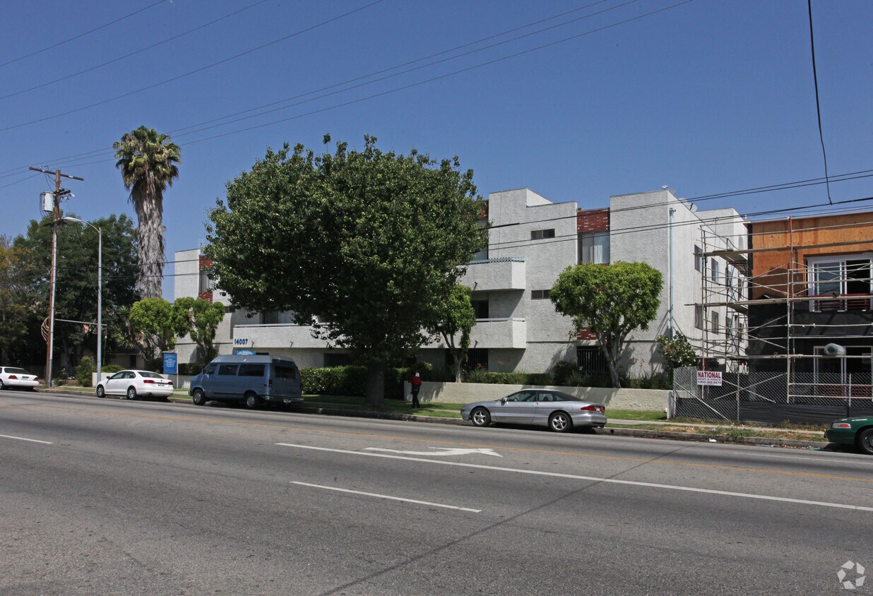 Building Photo - 14007 Vanowen St