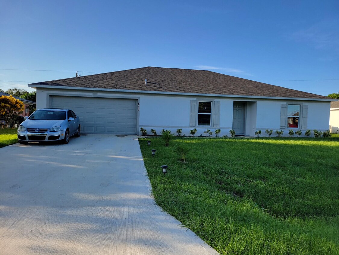 Foto principal - 452 NW Riverside Dr