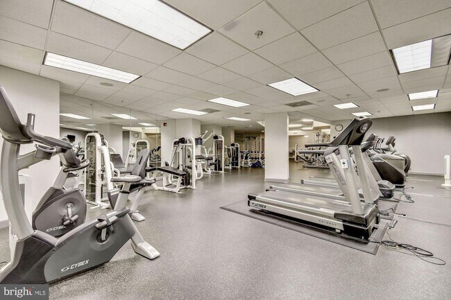 Foto del edificio - 850 Square Foot All Amenity Building In Do...