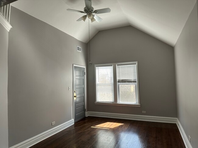 Foto del edificio - 3710 N Drake Ave