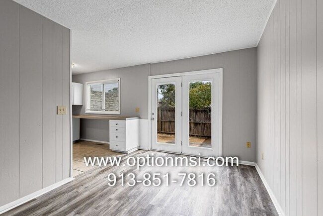Building Photo - Freshly updated townhome in KCK