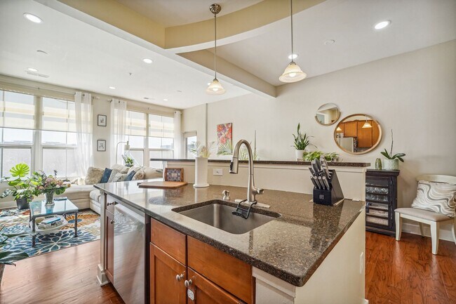 Building Photo - 3 Greenwich Dr