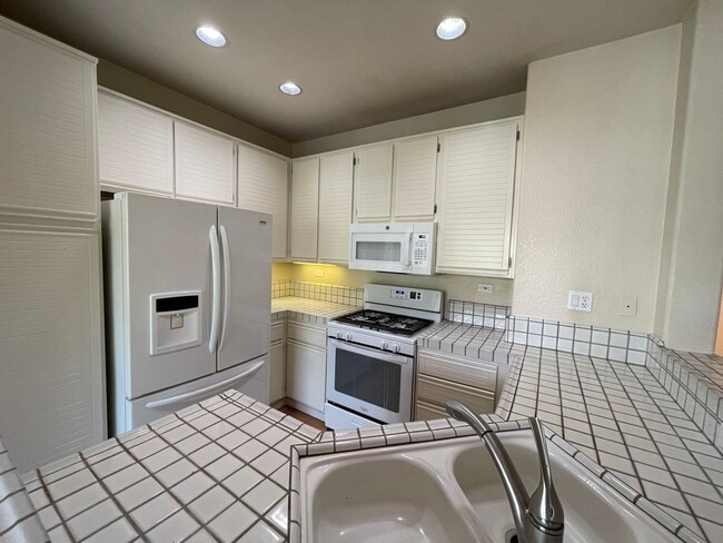 Building Photo - Beautiful 2-Bedroom Condo Near Silicon Valley!