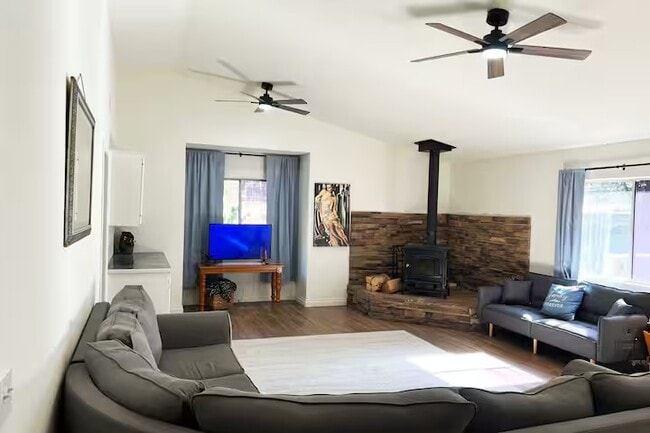 Amplia sala familiar con chimenea interior. - 2411 Glacier Dr